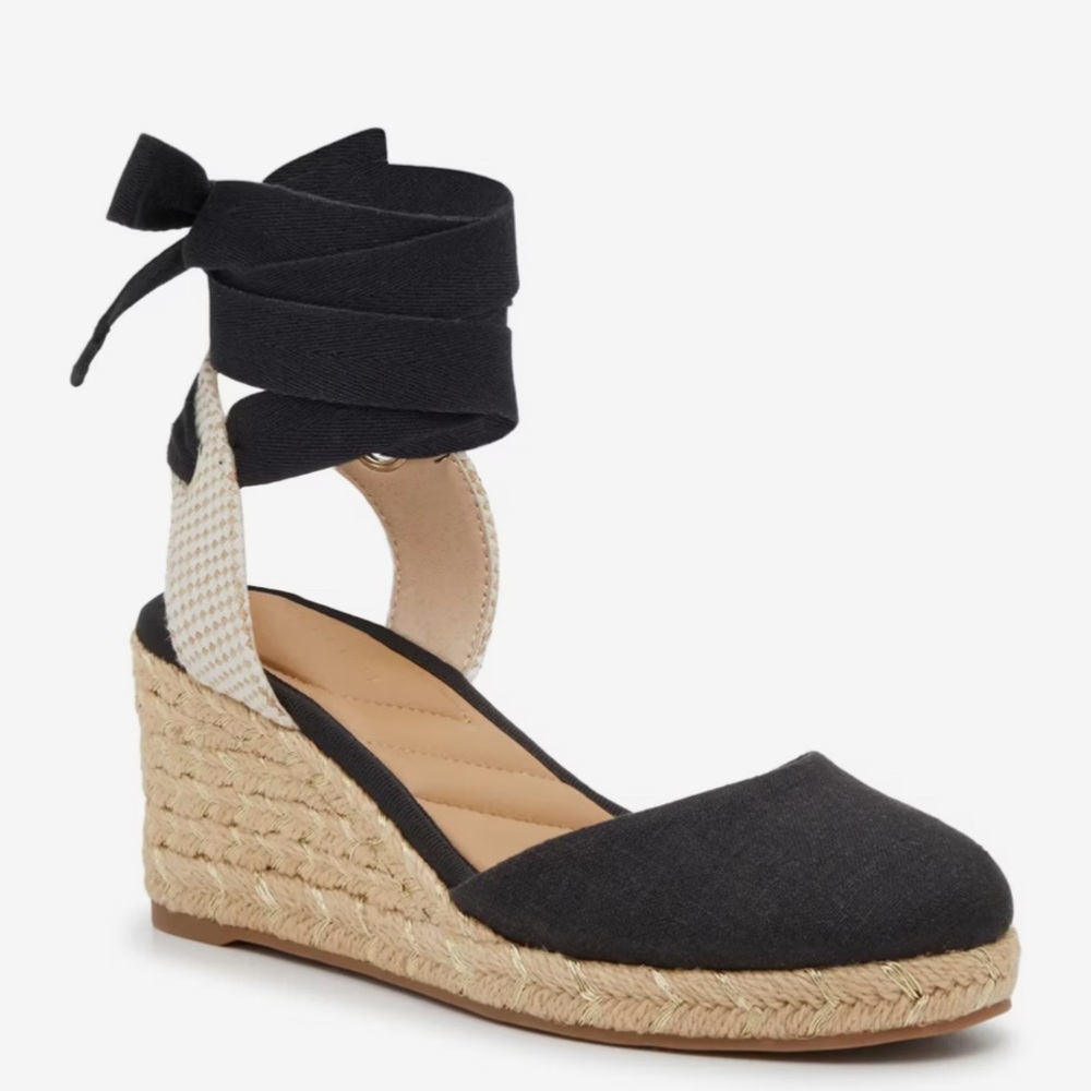 Like new - 7.5 Kelly & Katie Goldie Wedge Sandals - Black and natural